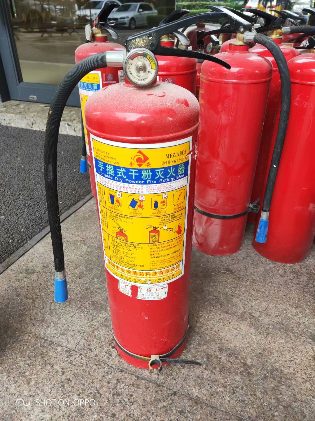 廣州珠江三角洲地區(qū)專業(yè)回收干粉滅火器，大量回收廢舊二手滅火器